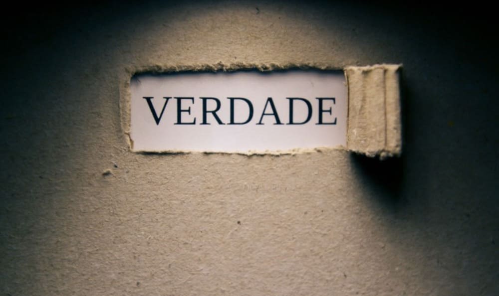 Falar a verdade é mais do que evitar mentiras, é promover a integridade, honrando a Deus e edificando aqueles ao nosso redor com palavras fiéis.