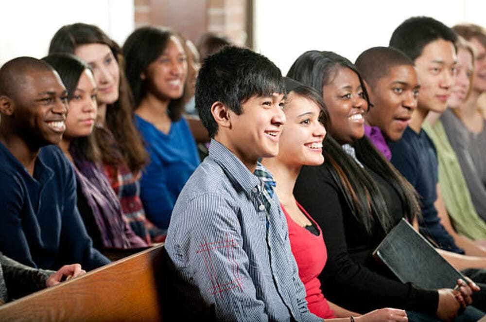Imagem Igreja perseguida jovens felizes na igreja