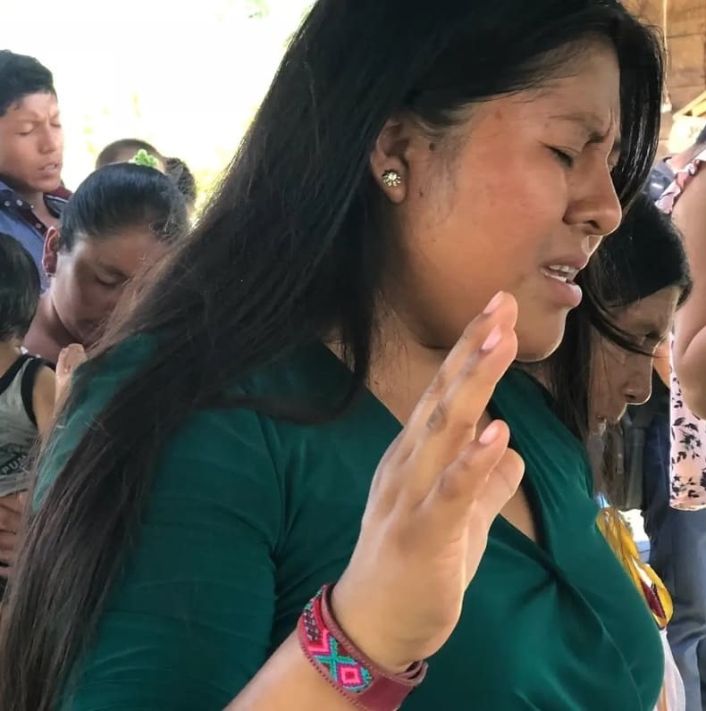Imagem Igreja perseguida mulher orando