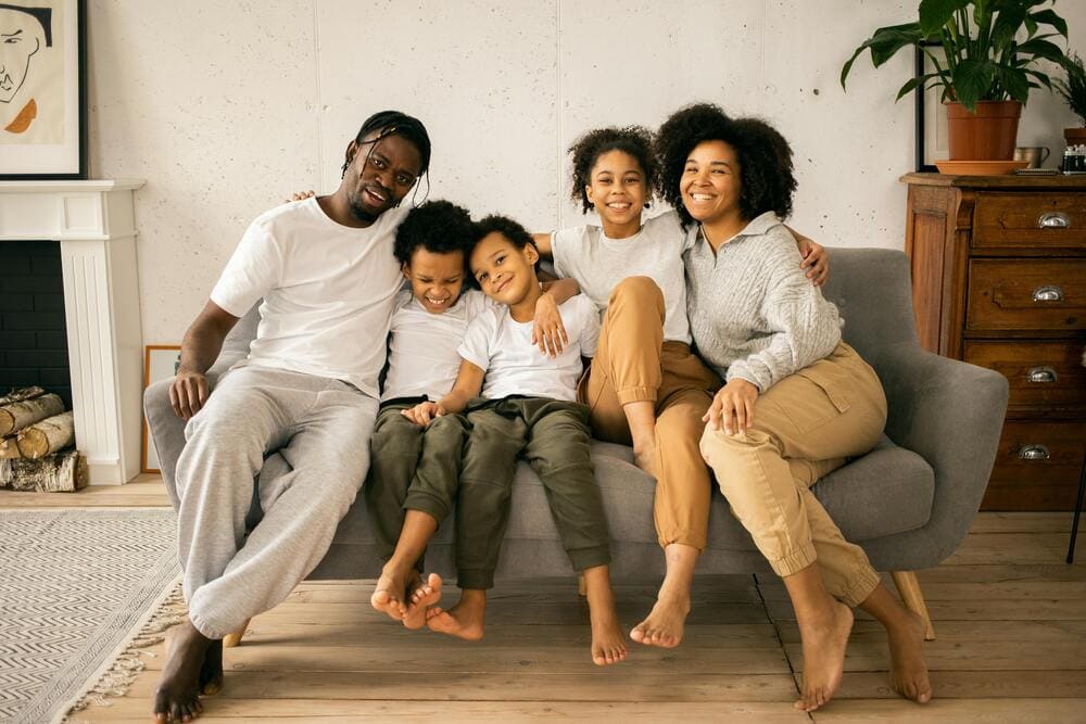 Imagem Quarto mandamento família negra feliz relachando