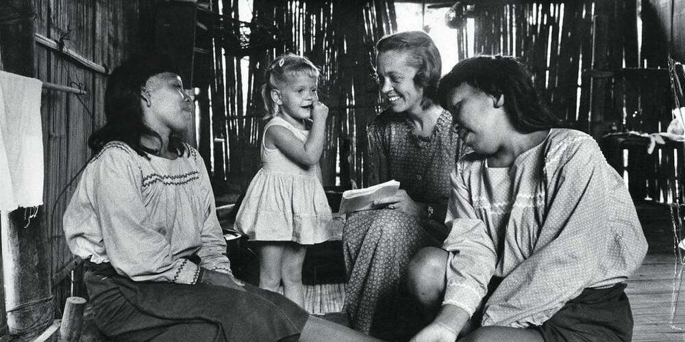 ELISABETH-ELLIOT-com-duas-mulheres-indígenas-e-a-filha