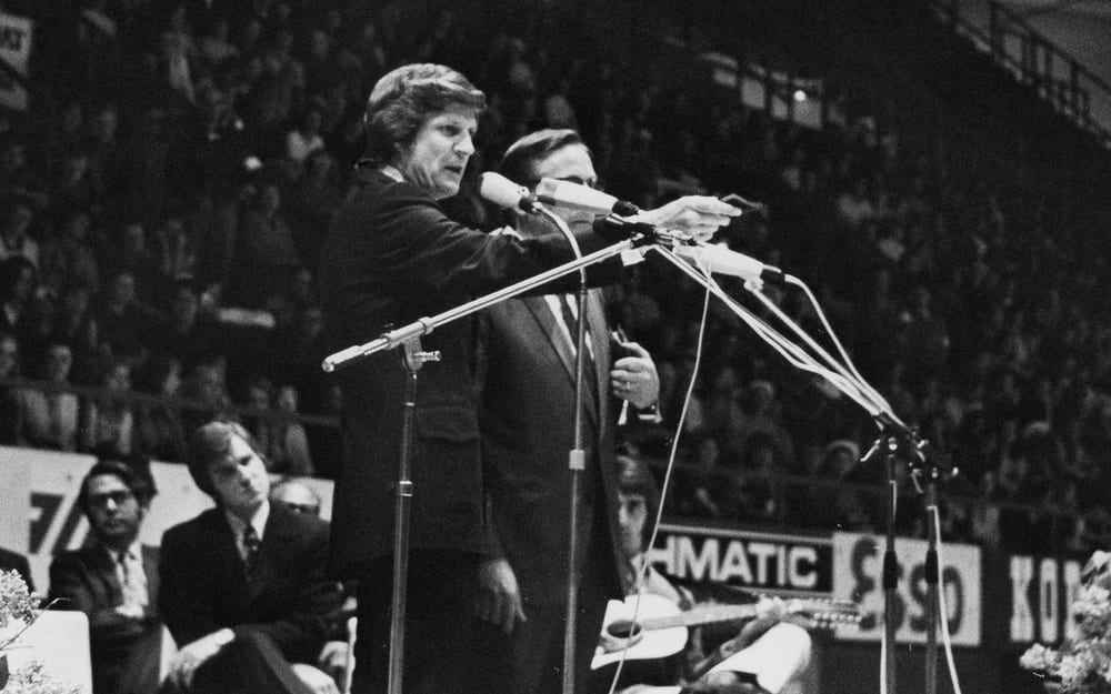 DAVID-WILKERSON-PREGANDO-EM-CONFERÊNCIA-PENTECOSTAL-MUNDIAL