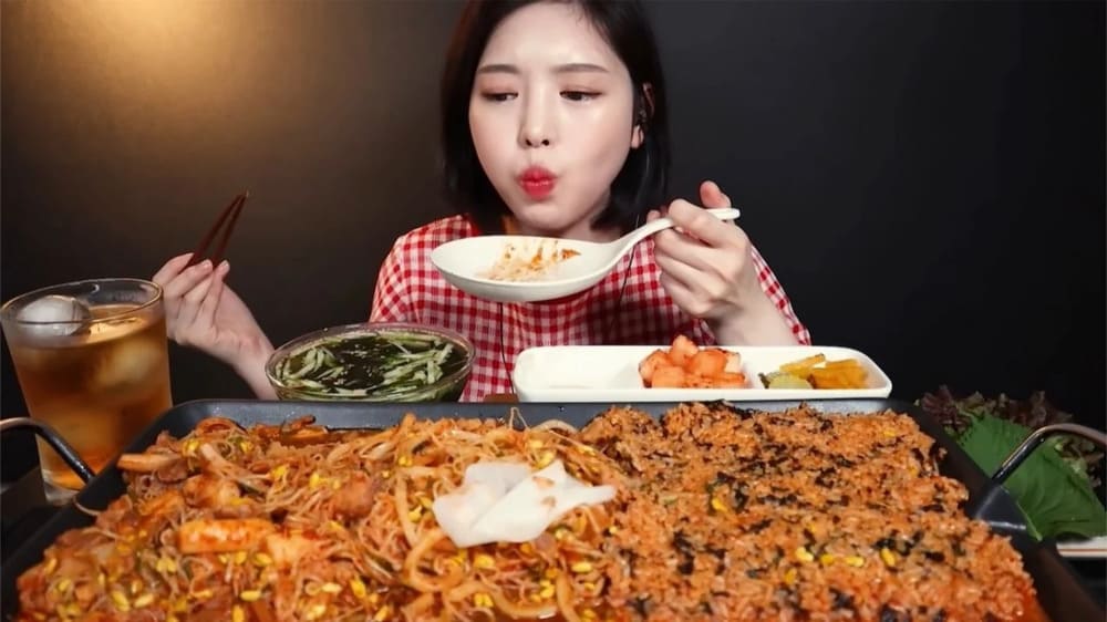 GULA-Youtuber-sul-coreana-Moon-Bok-Hee-conhecida-por-comer-porções-enormes-de-comida-em-seu-canal-Eat-With-Boki